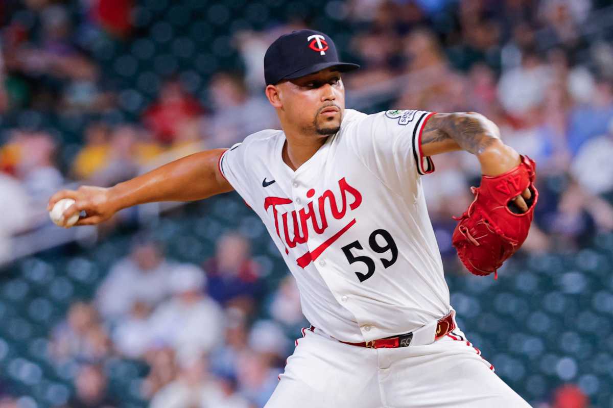 Jhoan Duran Mets Yankees: Baseball player throws ball in white uniform