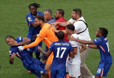 Luis Enrique shoves Joao Pedro Club World Cup Final
