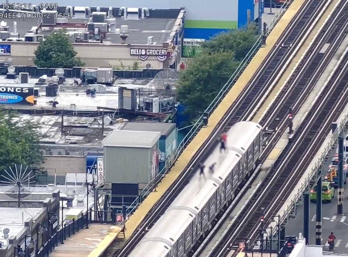 Subway surfing: Drone footage shows cops catch teen daredevils in the Bronx in 200th arrest since crackdown began 3
