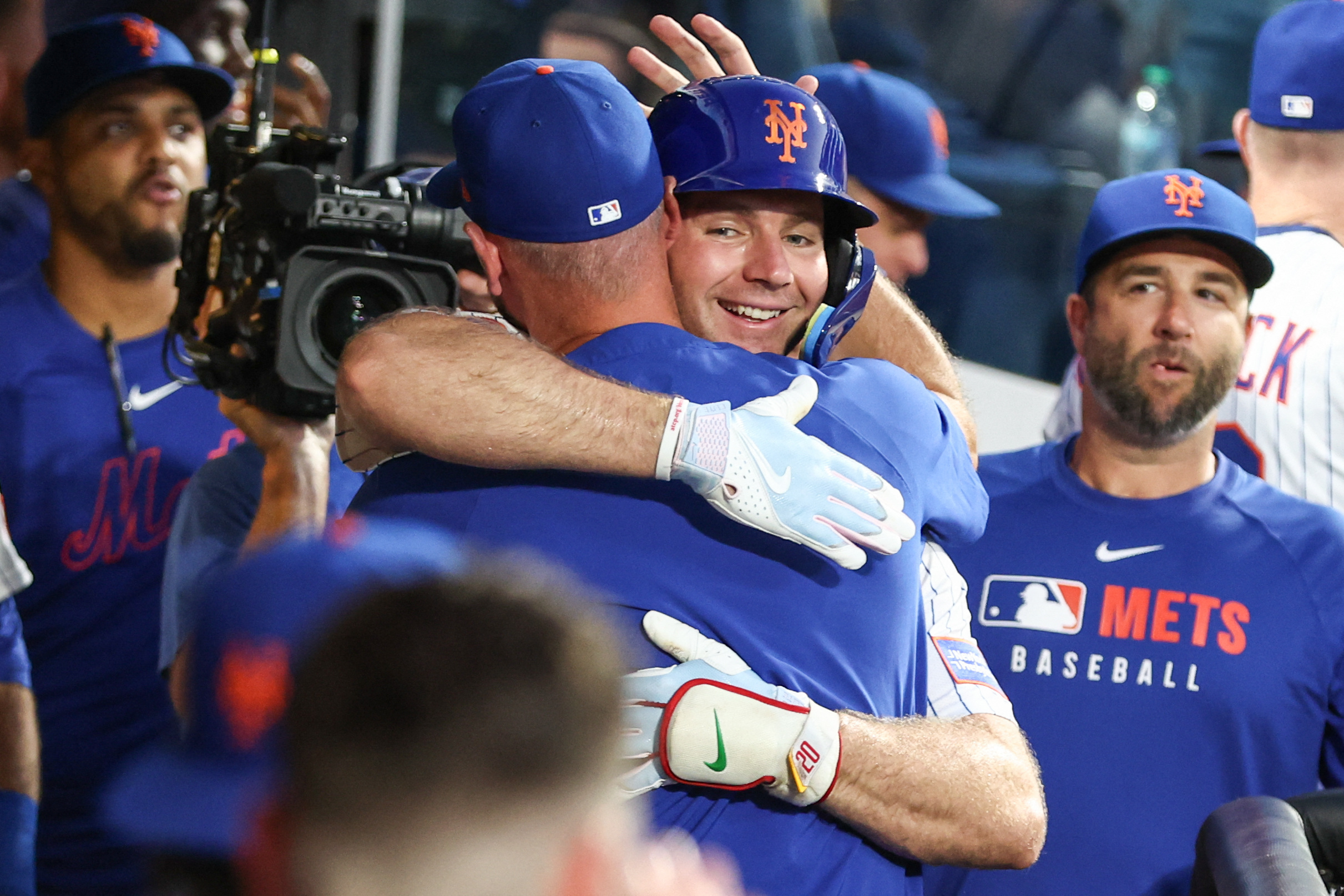 Pete Alonso 253 dugout hug Mets