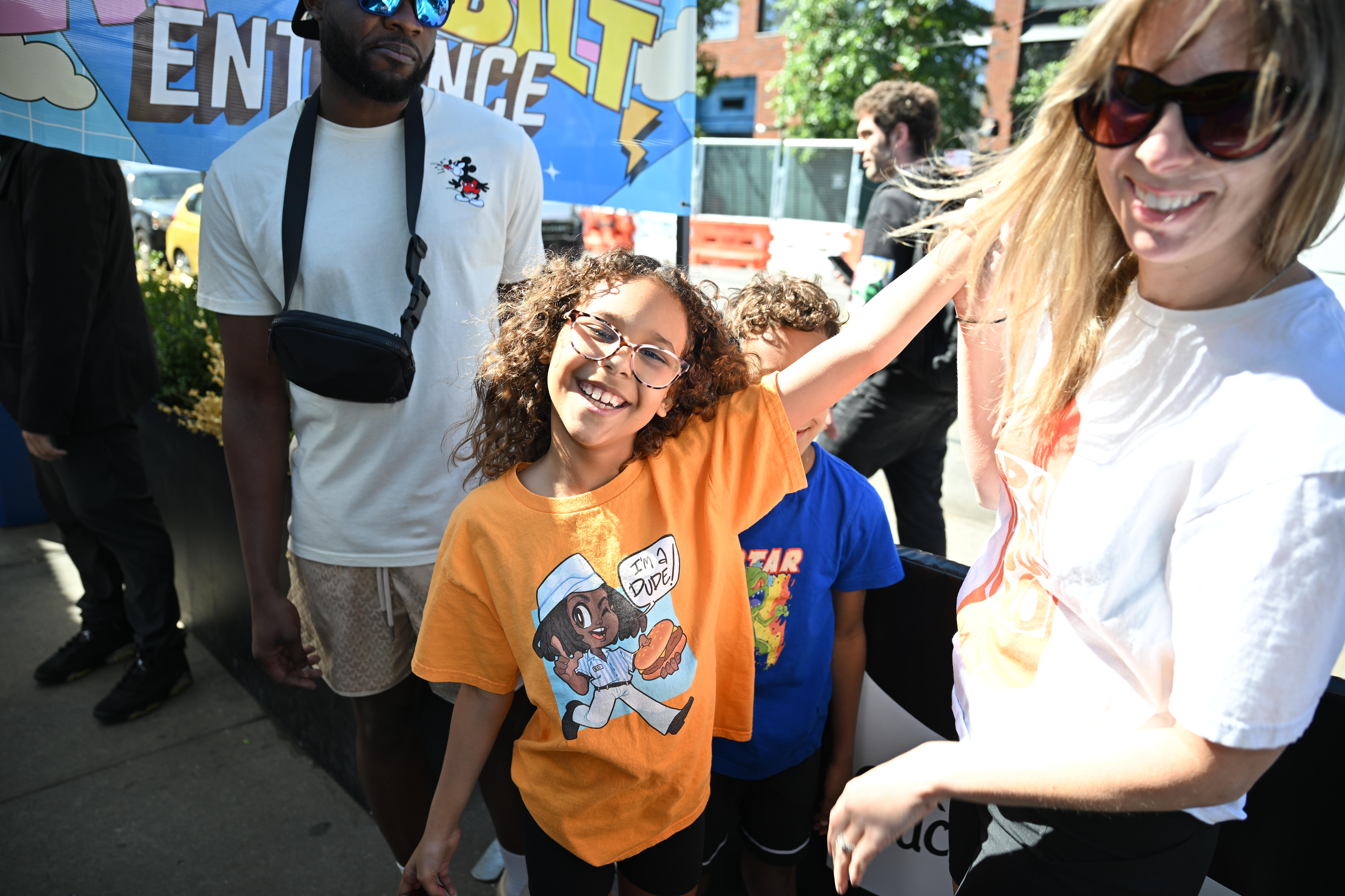 A young fan of Kel Mitchell
