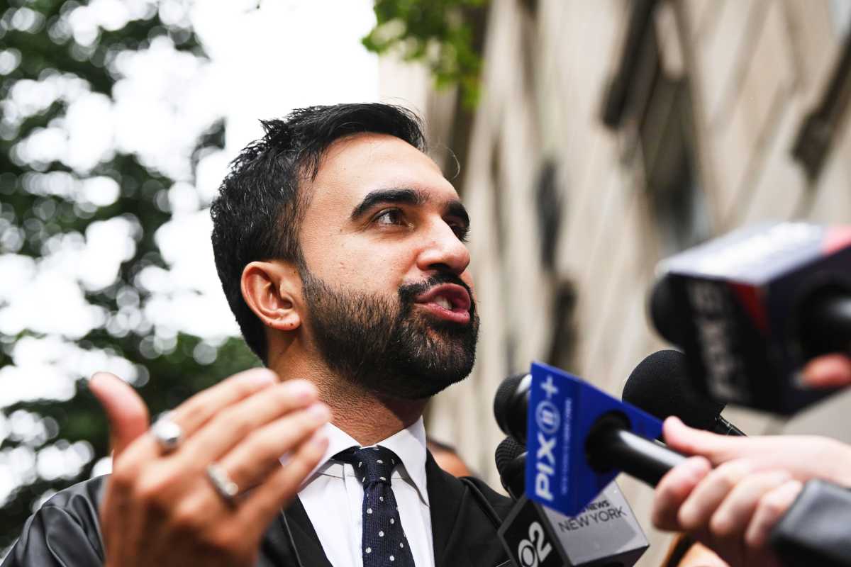 Mamdani speaking to microphone about amNY report