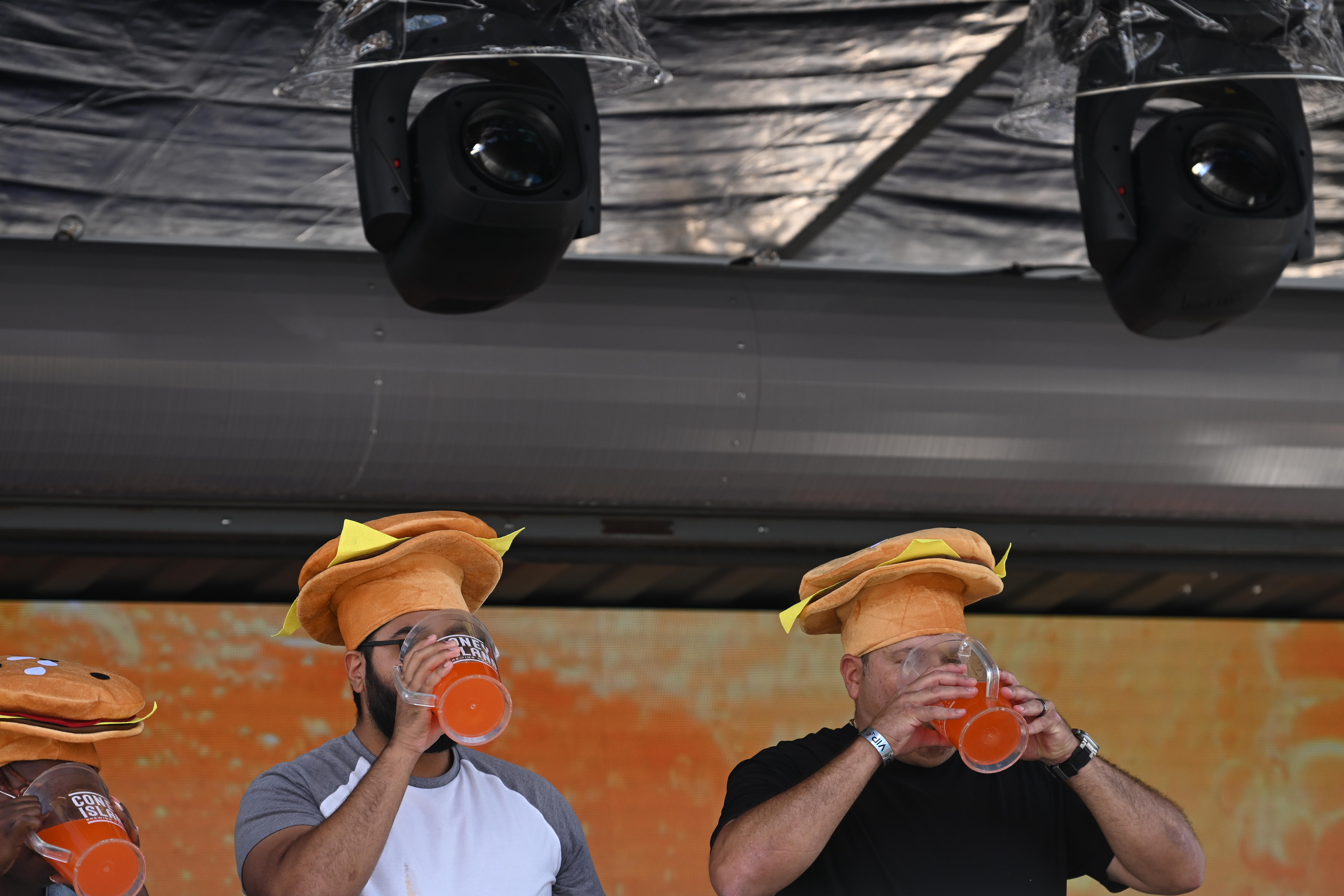 Fans went against each other in a soda drinking contest.