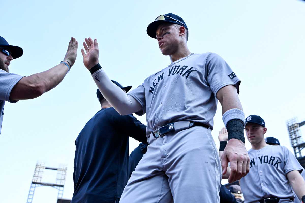 Aaron Judge Yankees high-fives Cardinals