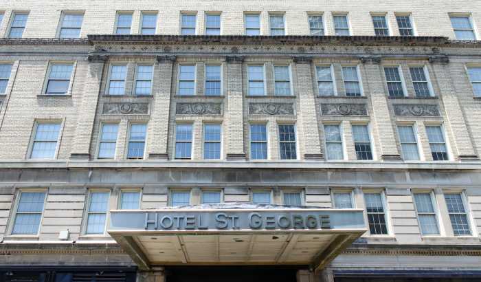 Train service disrupted during Monday’s rush-hour commute following Brooklyn hotel awning collapse 2 facade of a building in Brooklyn during the day