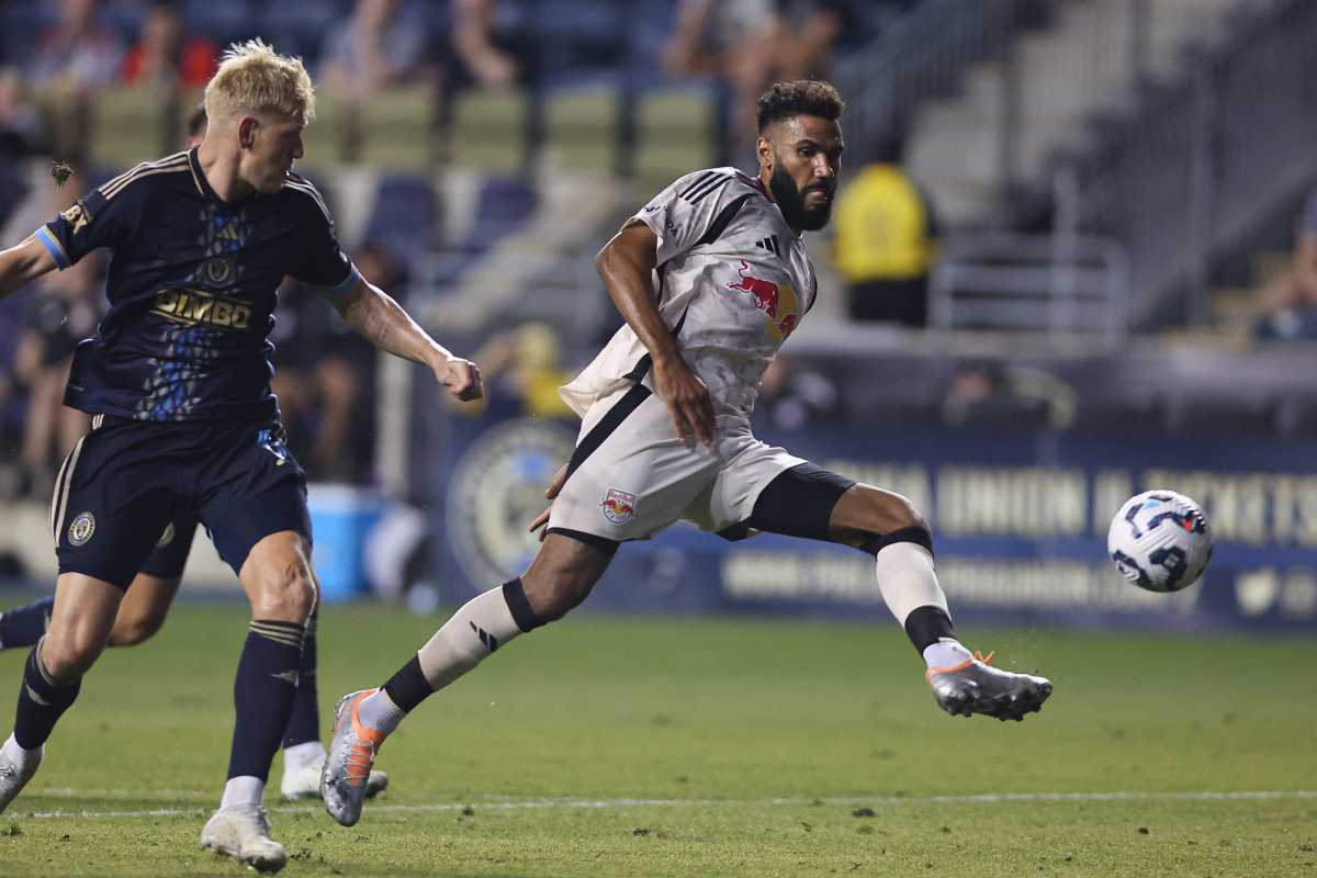 Eric Maxim Choupo-Moting injury: Man in grey uniform kicks soccer ball