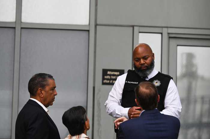 federal agent with ICE speaking with NYC Congress members at Brooklyn facility