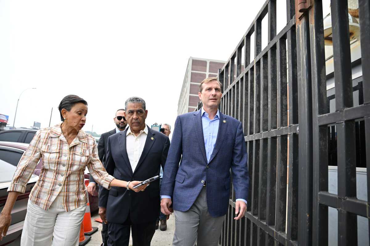 Feds briefly trap NYC Congress members within gates of Brooklyn detention center during visit to check on immigrant detainees 2 three people walk outside gate of Brooklyn detention center