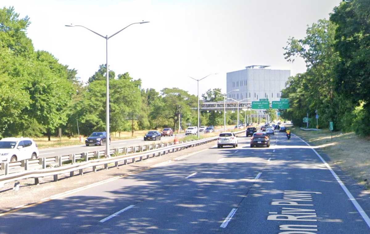 lanes of the hutchinson river parkway in the bronx