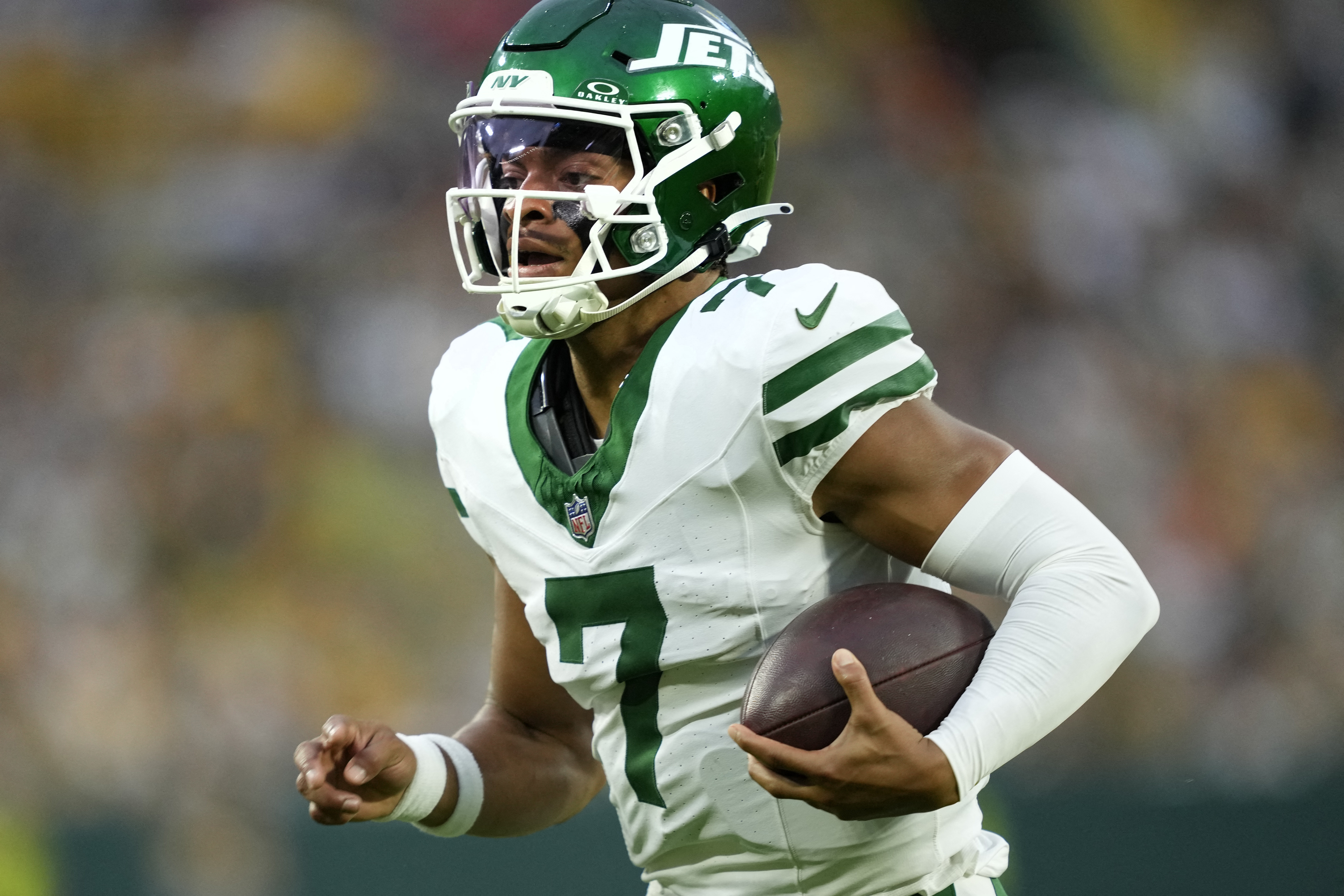 Jets quarterback Justin Fields rushing the ball