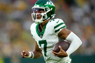 Jets quarterback Justin Fields rushing the ball