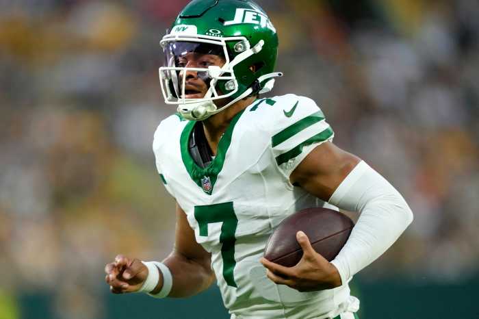 Jets quarterback Justin Fields rushing the ball