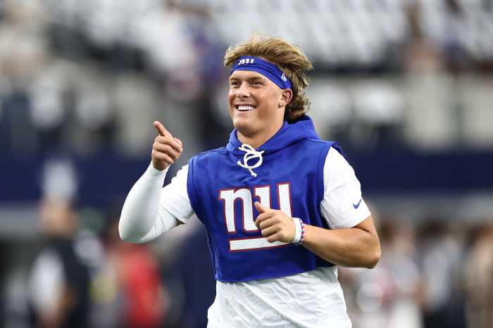Jaxson Dart Giants warmup Cowboys
