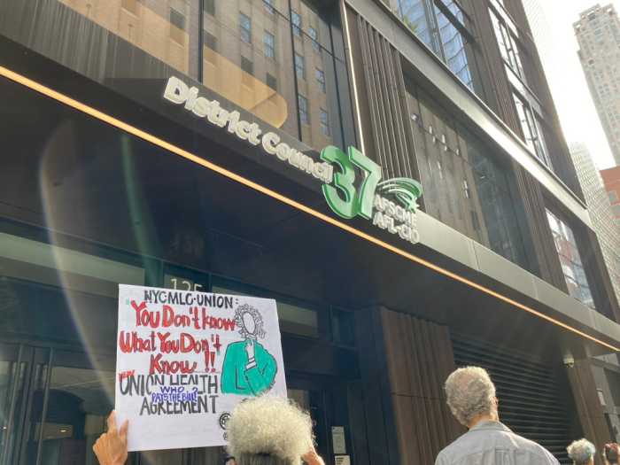 Union members chanted “Show us the contract” and “It’s our dues that pay the rent — let’s not waste our hard-earned cents” outside District Council 37 headquarters