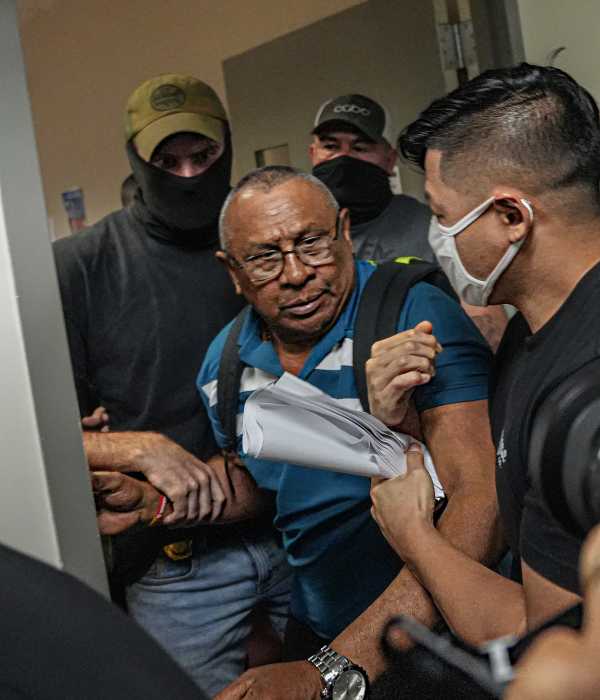 ICE agents apprehend man, grabbing him by the arm at Lower Manhattan immigration court