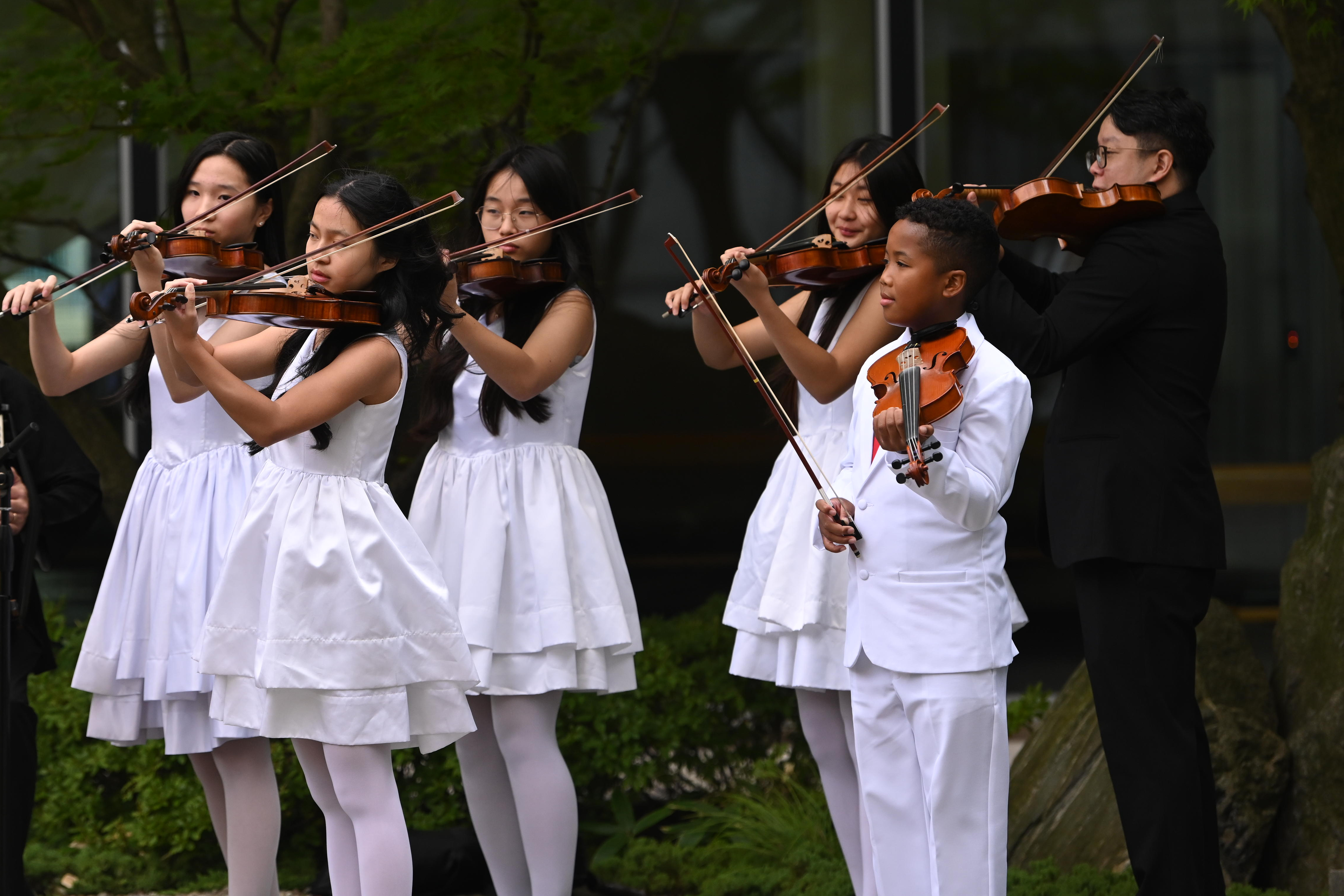 Children play the violin at the UN Peace Day.