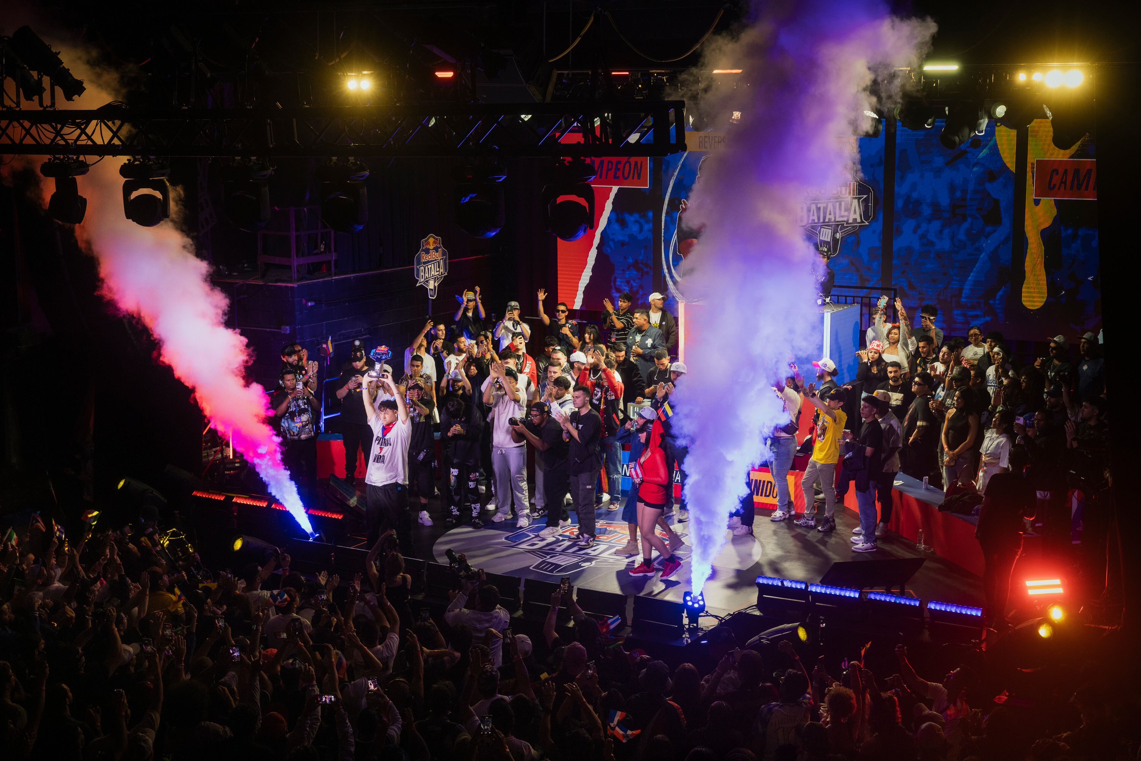 Red Bull Batalla’s U.S. National Final takes place in New York for the first time 2 Reverse holds his trophy above his head as the champion of Batalla on September 26, 2025 in Brooklyn, USA.