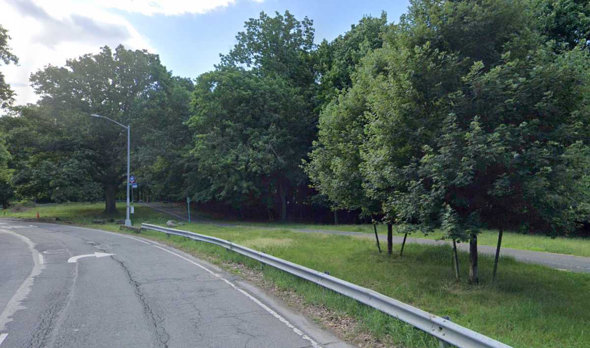 Bronx woman stabbed dead in reported robbery inside desolate park as boyfriend relieved himself: cops 2 scene of deadly bronx stabbing
