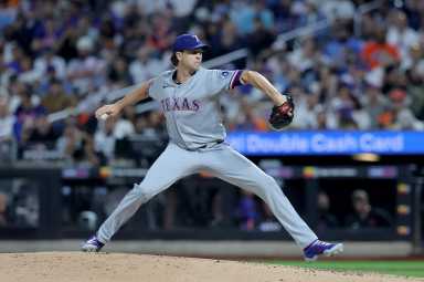 Jacob deGrom Rangers Mets return: Man in grey baseball uniform delivers baseball