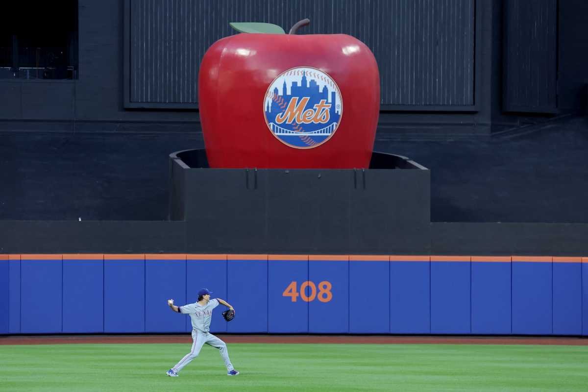 Pensive Jacob deGrom reflects on MLB journey upon return to Citi Field after shutting down Mets 2 Jacob deGrom Mets Citi Field: Man in grey baseball uniform warms up in center field with large apple in background