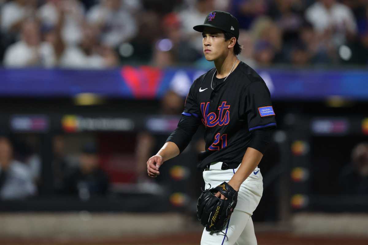Jonah Tong Mets Marlins: Man in black uniform walks off baseball field