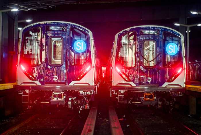 Brand-new subway cars now make up Staten Island’s only train line 2 two Staten Island trains side by side