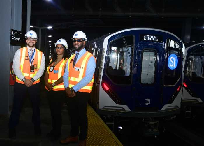 Brand-new subway cars now make up Staten Island’s only train line 3 people standing on a platform next to a train on Staten Island