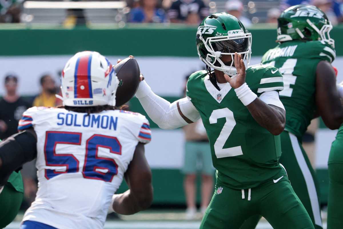 Jets QB Justin Fields out Sunday vs. Buccaneers as he recovers from concussion 2 Jets quarterback in green uniform set to throw ball