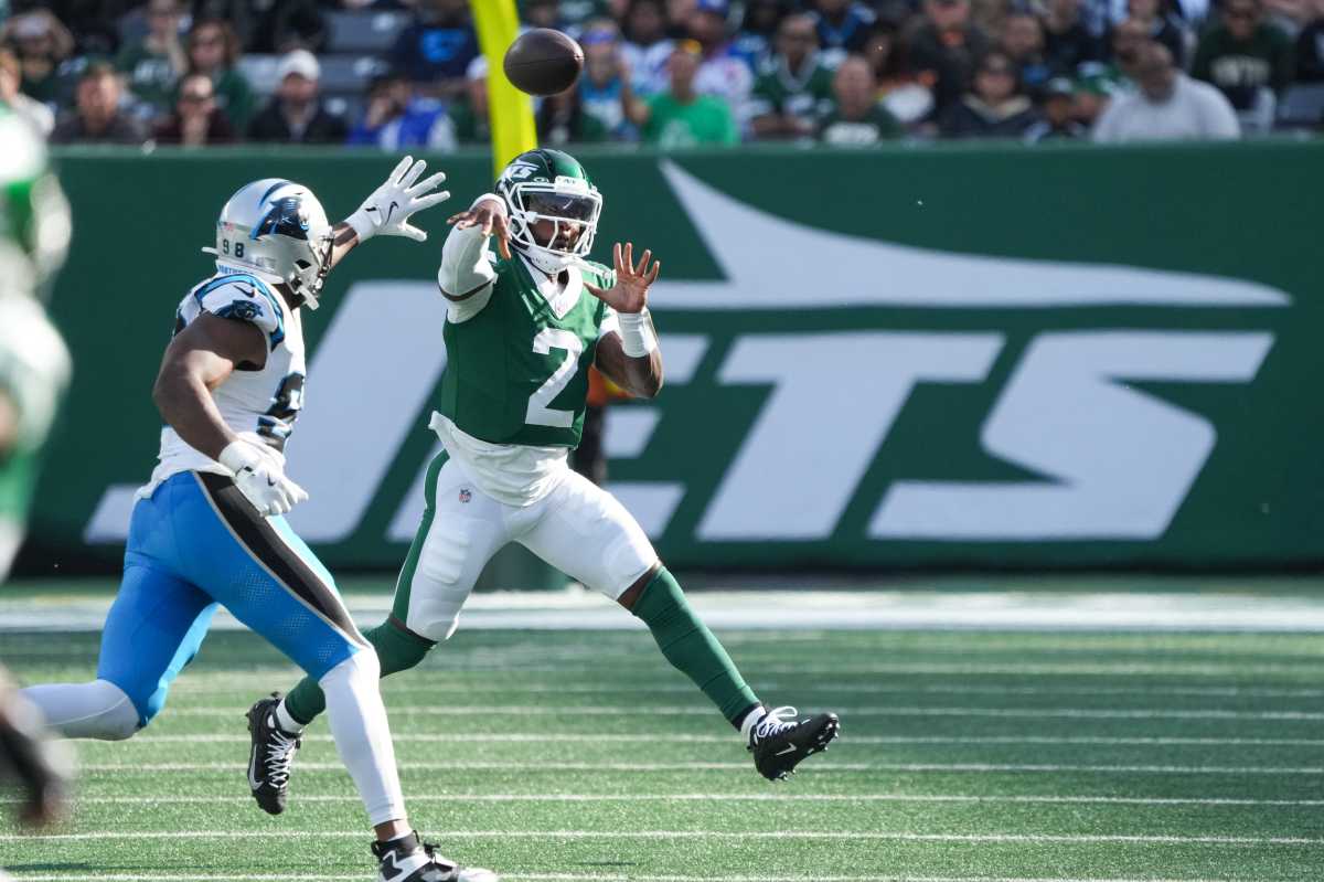 Jets quarterback Tyrod Taylor (2) throws the ball in the third quarter against the Carolina Panthers at MetLife Stadium.