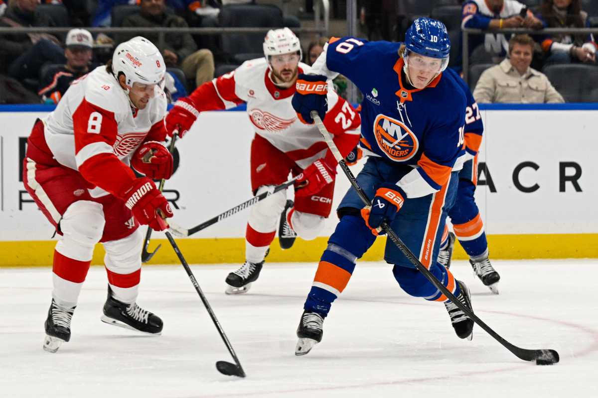 Islanders' Simon Holmstrom working on finding 'balance' of being more aggressive offensively 1 Simon Holmstrom Islanders Red Wings