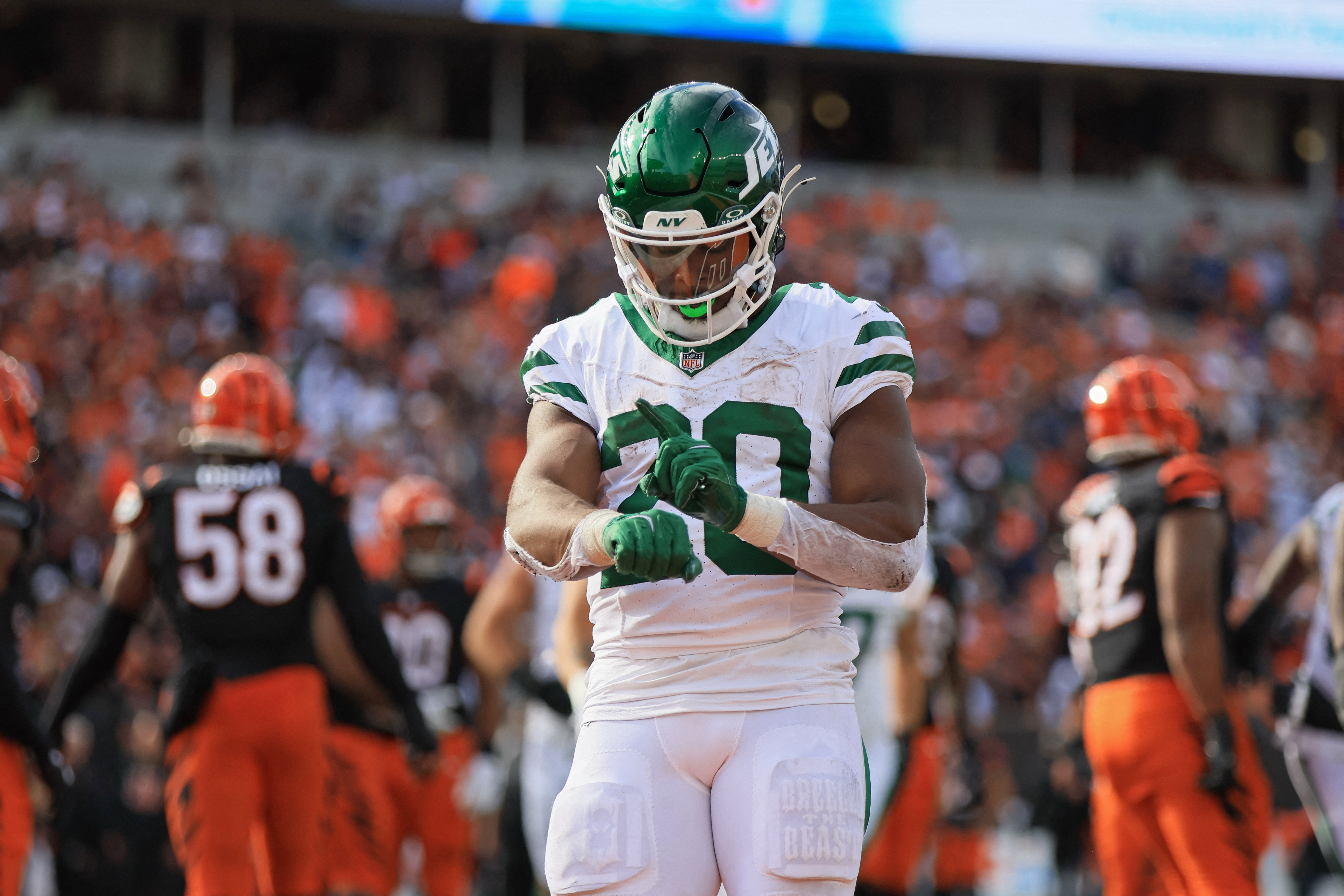 Jets pull off miraculous comeback to stun Bengals, nab 1st win of 2025 2 Breece Hall Jets touchdown Bengals