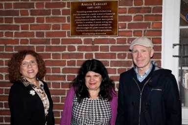 Village Preservation on October 27 unveiled a plaque honoring “pioneer aviator” Amelia Earhart at Greenwich House