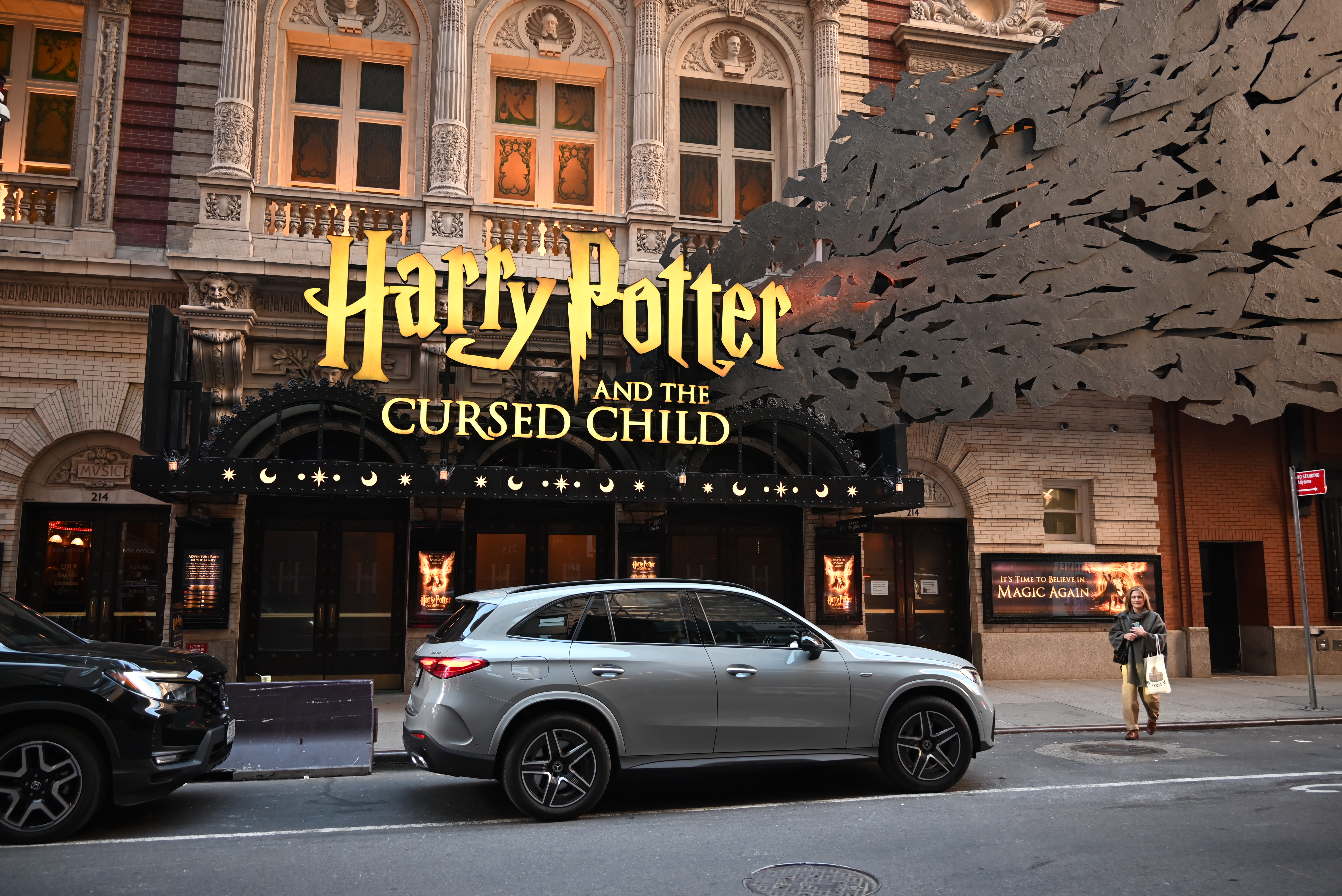 Tom Felton lights the Empire State Building in Slytherin green for Broadway debut 4 "Harry Potter and the Cursed Child" is running at the Lyric Theater.