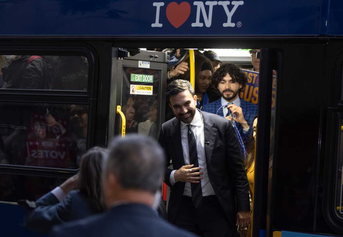 NYC Mayor's Race: Mamdani mum on how to pay for free buses in NYC as skepticism mounts 1 Democratic nominee and Queens assembly member Zohran Mamdani arrives to the debate on the bus.