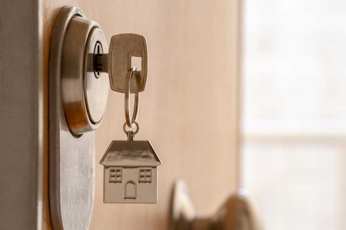Valoy allegedly posed as a real estate broker to attract prospective renters through Facebook Marketplace and third-party referral sites.