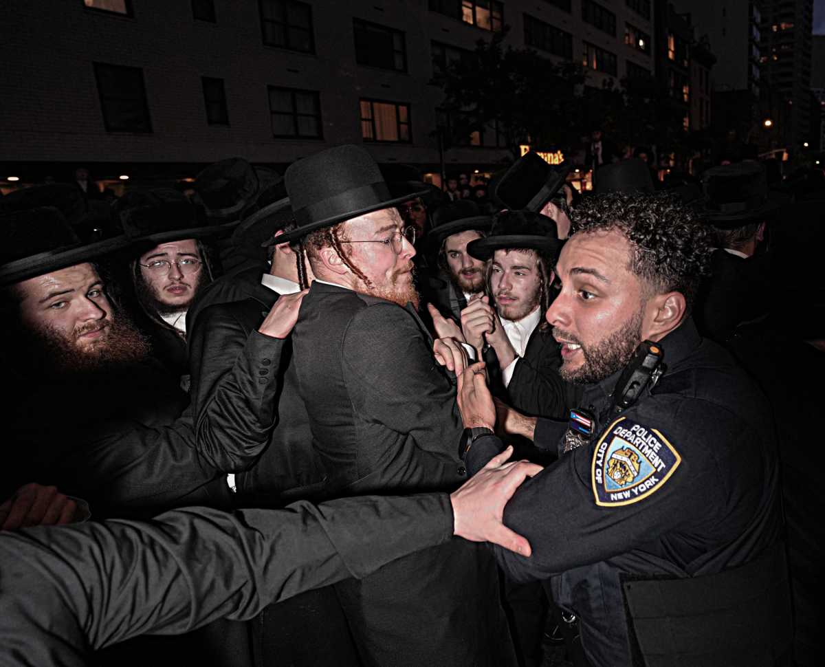 Cops wrestle with thousands of orthodox Jewish demonstrators protesting forced military conscription in Israel | amNewYork