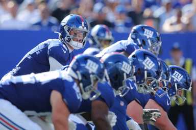 Jaxson Dart line of scrimmage Giants