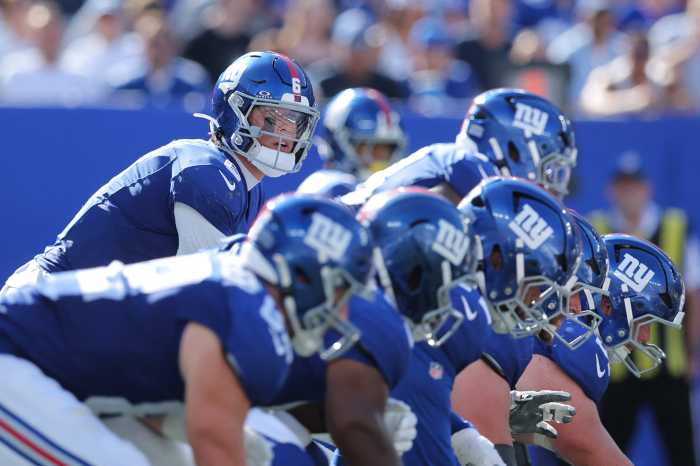 Jaxson Dart line of scrimmage Giants
