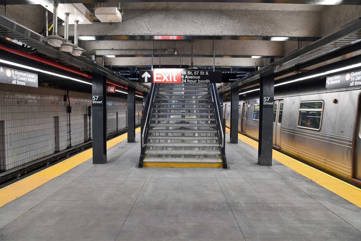Midtown subway attack: Man stabbed, another shoved onto tracks in violent assault, cops say 2 Midtown subway station platform where attack and stabbing occurred