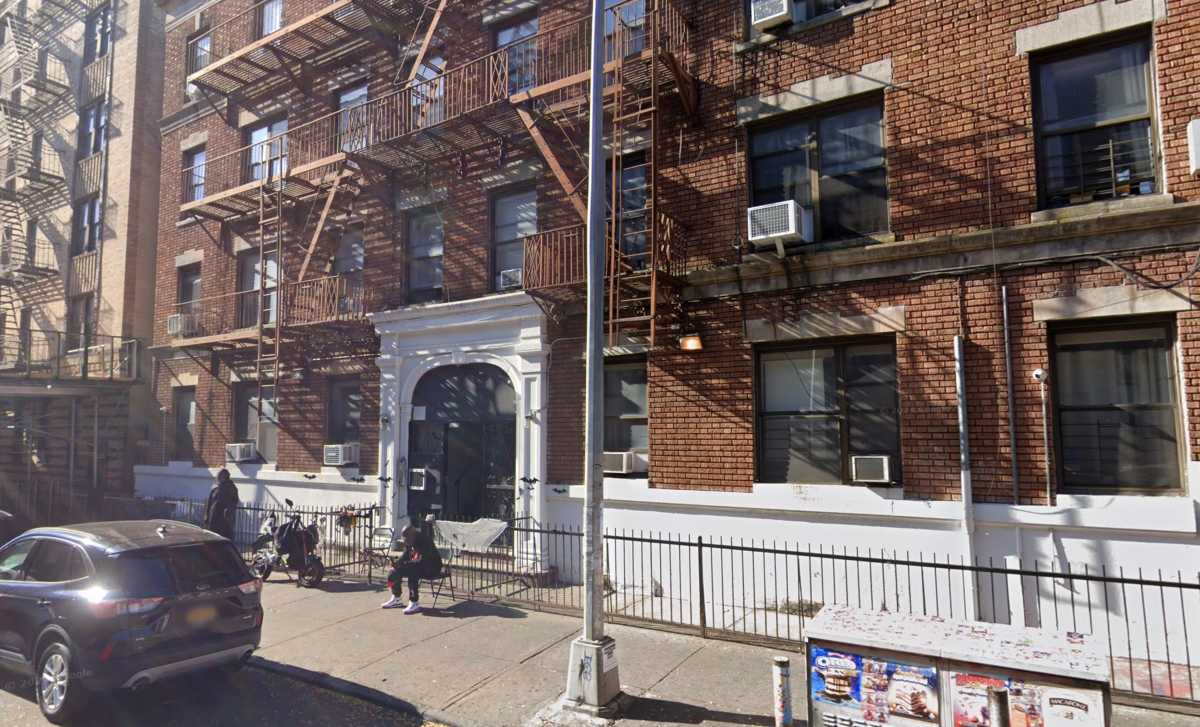 Brooklyn shooting outside apartment building leaves man dead: cops 2 Scene of deadly shooting in Brooklyn