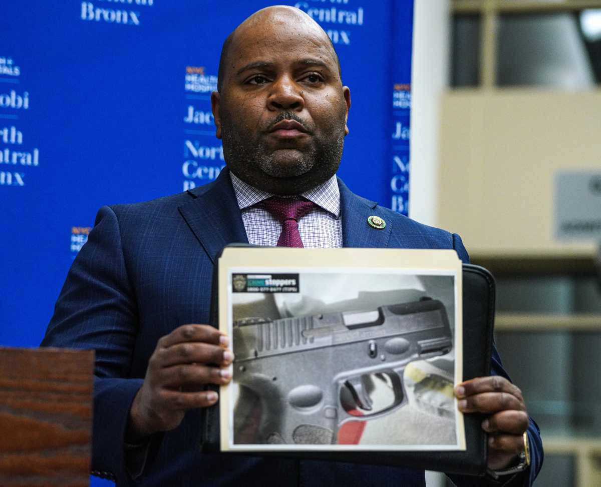 Cop wounded in shooting at Bronx apartment building while attempting to stop robbery suspect 4