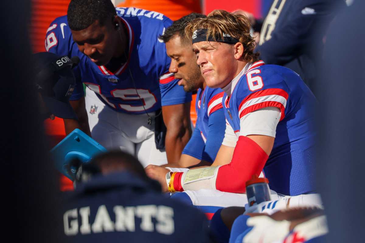 Giants quarterback Jaxson Dart (6) sits on the bench during the first half against the San Francisco 49ers at MetLife Stadium on Oct. 2, 2025.