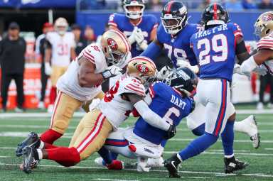 Giants quarterback sacked by 49er