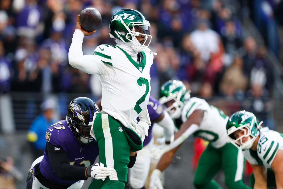 Jets player Tyrod Taylor gets tackled by Ravens