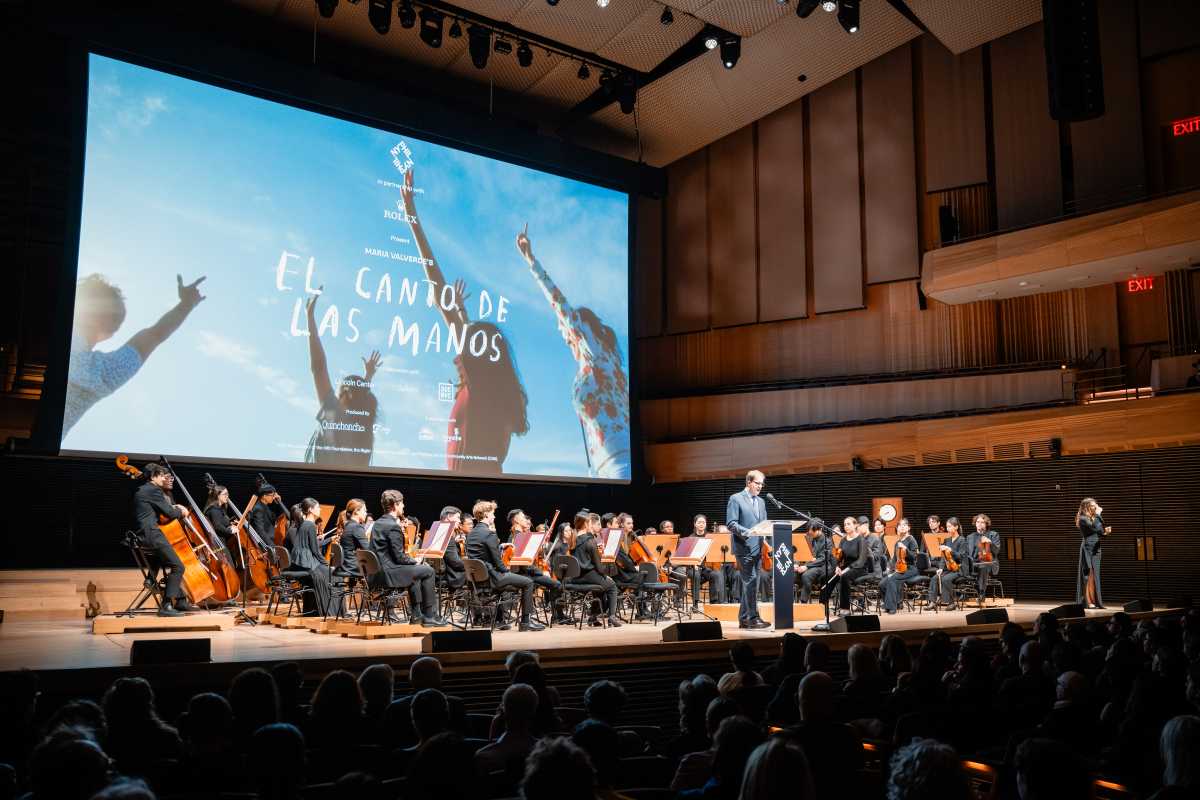 El Canto De Las Manos premiered at Lincoln Center.