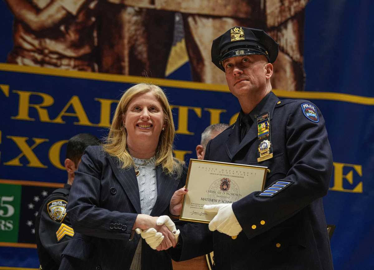 Honors for heroes: Two cops who went beyond the call of duty are promoted at NYPD headquarters 3