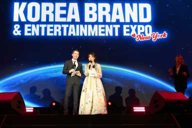 Award winning journalist Jeff Benjamin and Korean announcer Eunwha Cho