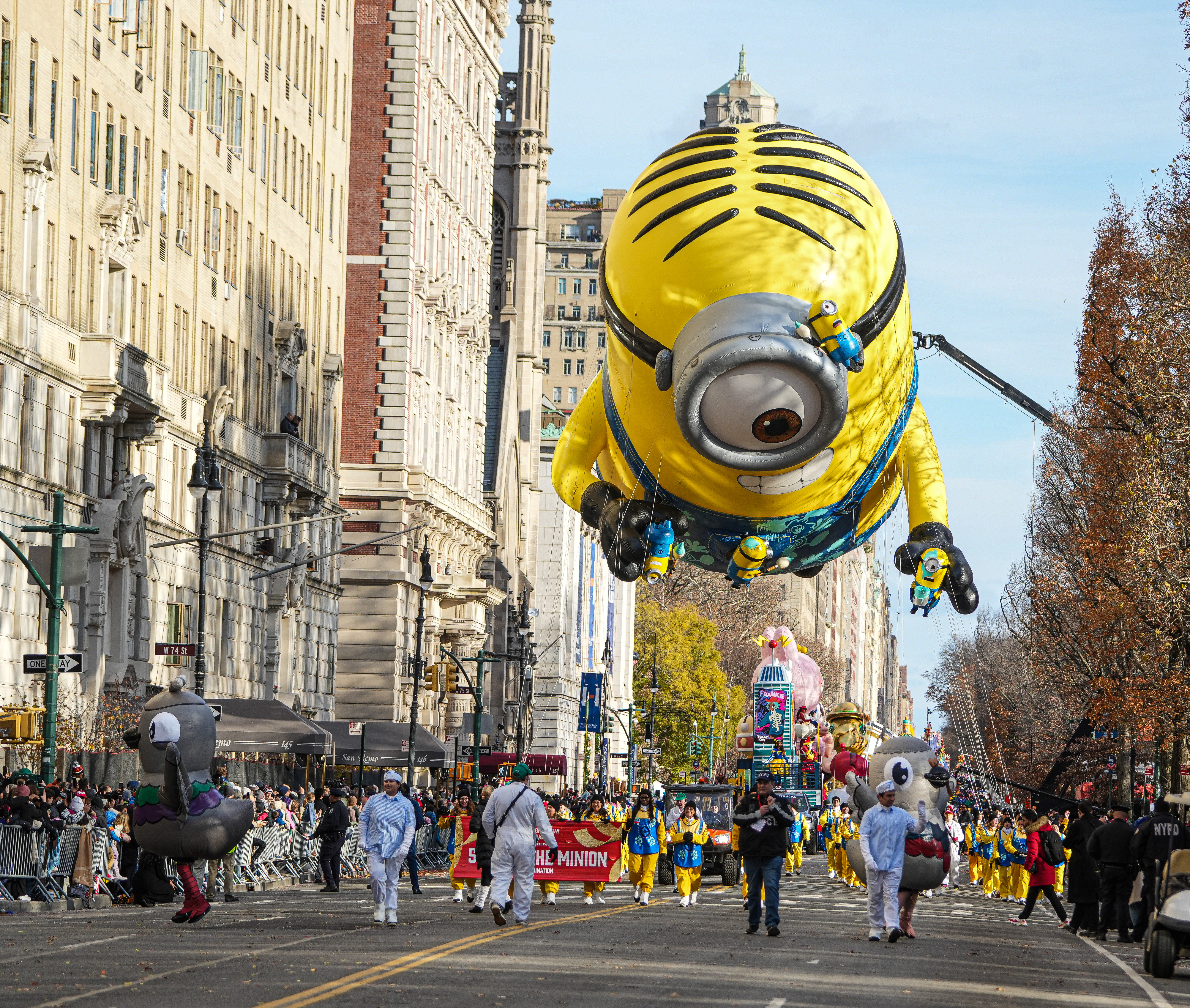A minion floats past the parade.