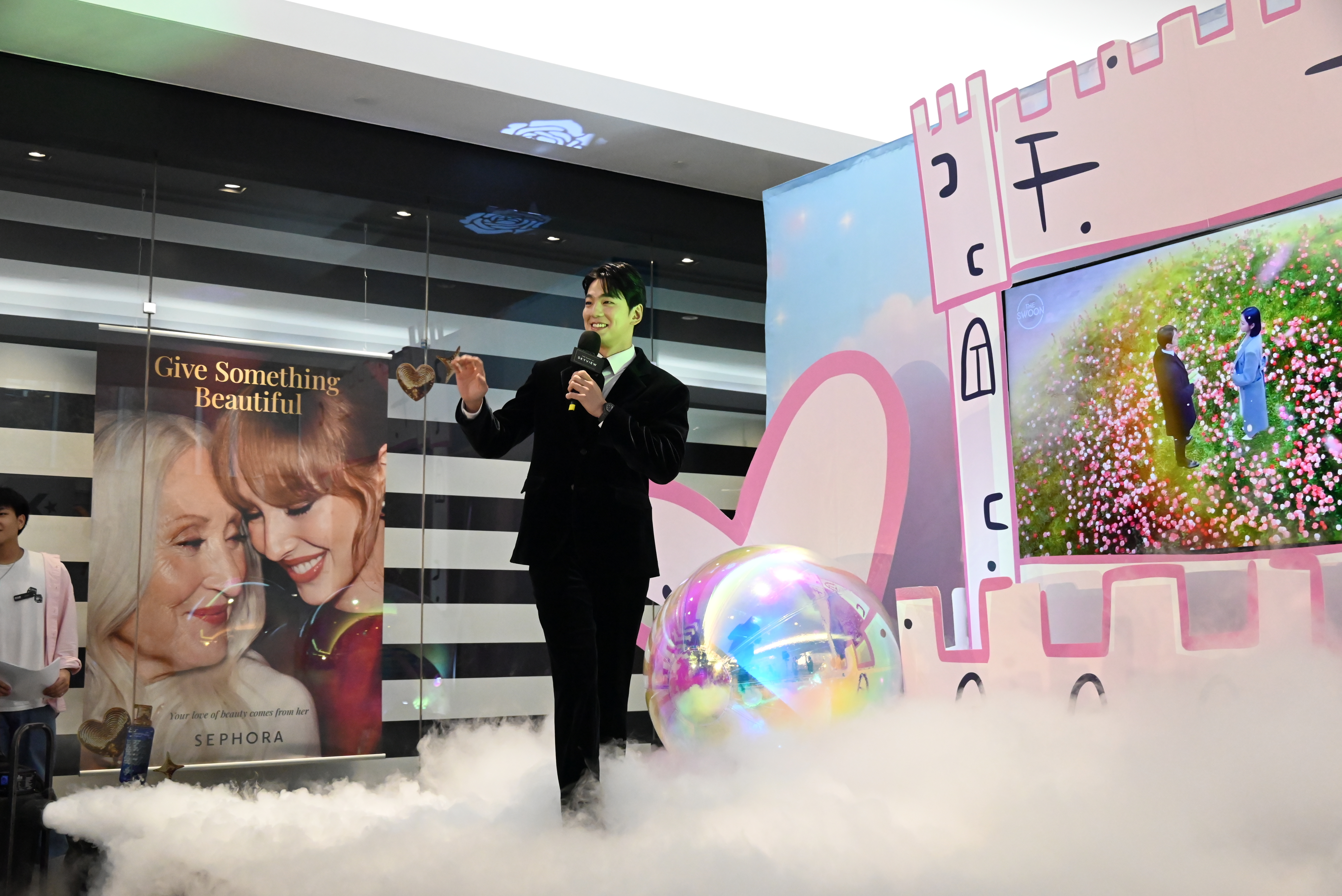 Kim Mingue interacted with fans.