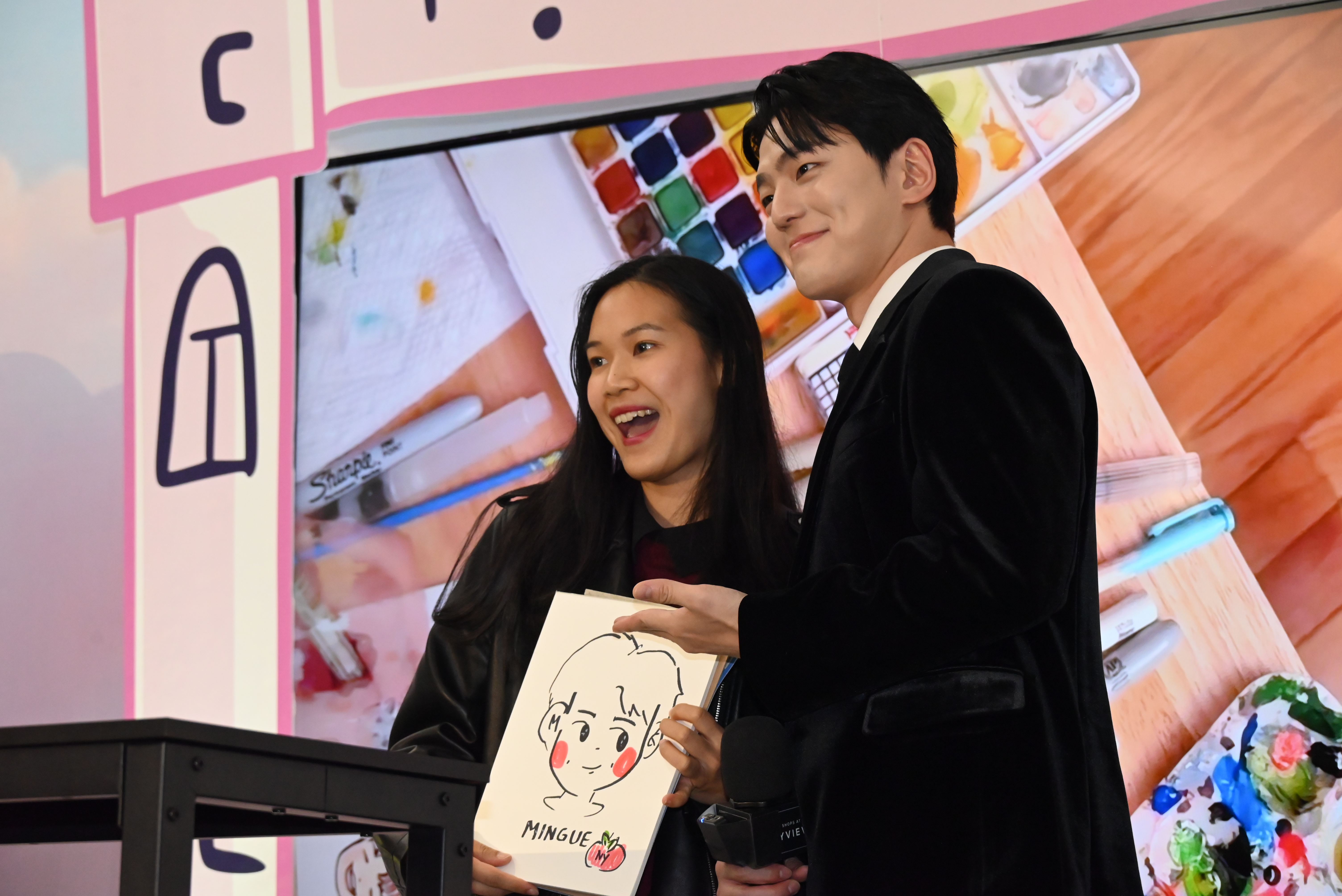 Kim Mingue interacted with fans.